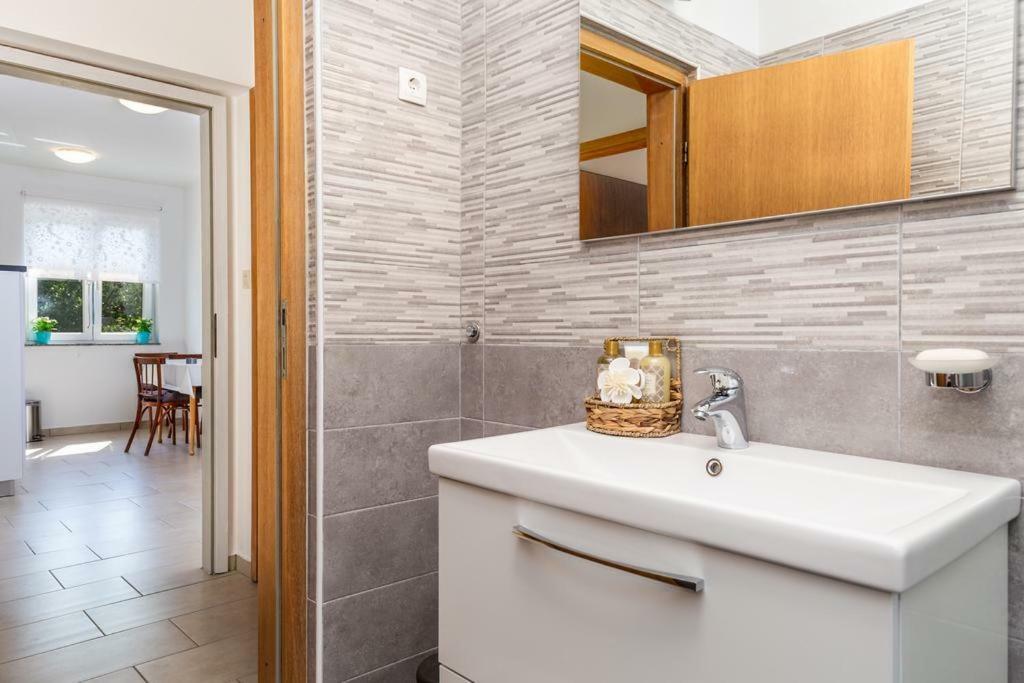 Apartment Roza, Sea View, Free Parking Ičići Exteriör bild