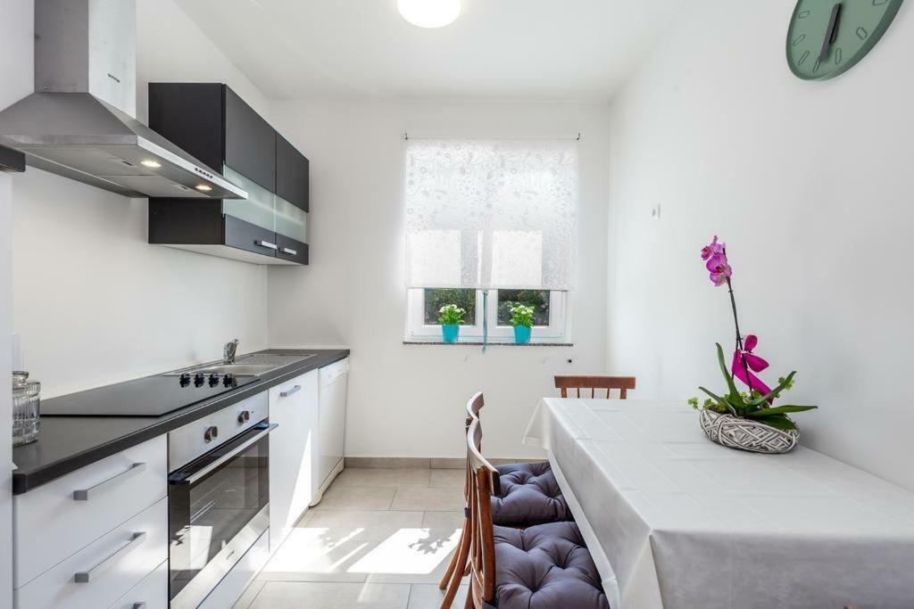 Apartment Roza, Sea View, Free Parking Ičići Exteriör bild